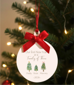 Personalisiertes Familien-Ornament 2026 aus 7 cm MDF, bedruckt mit Namen & Jahr, Weihnachtsdeko für erstes gemeinsames Weihnachten