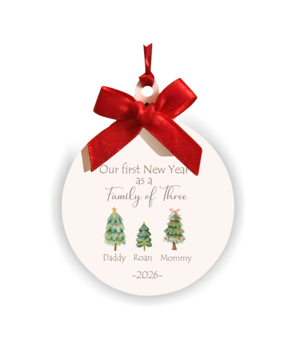 Personalisiertes Familien-Ornament 2026 aus 7 cm MDF, bedruckt mit Namen & Jahr, Weihnachtsdeko für erstes gemeinsames Weihnachten