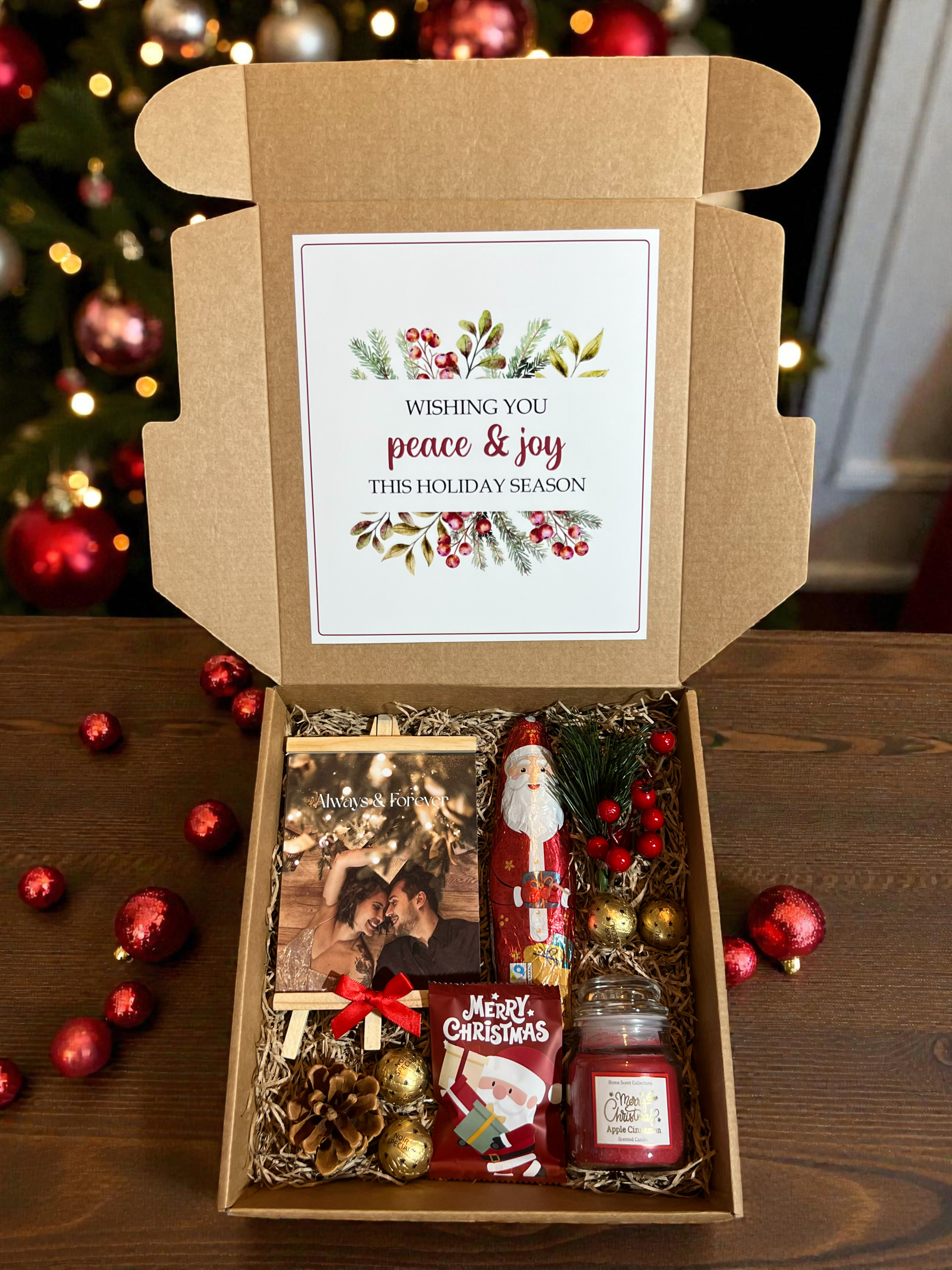 Weihnachts Box Festliche Weihnachts-Geschenkbox mit Kerze, Schokolade, Weihnachtsdekoration und Grußkarte im rustikalen Karton