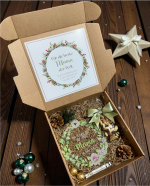 Perfekte Geschenkbox für Mama mit Plexiglas Aufsteller, personalisiertem Deckel, Schokolade und Nüssen zu Weihnachten